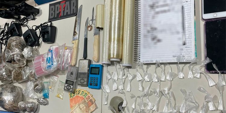 Casal é preso com drogas, carro clonado e rádios de facção
