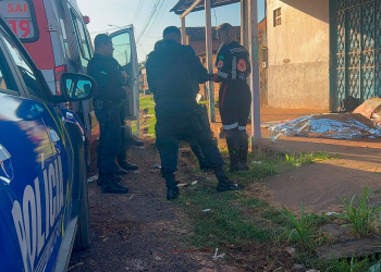 Morador de rua é morto a facadas em calçada de comércio