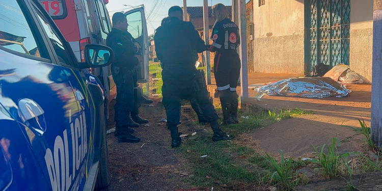 Morador de rua é morto a facadas em calçada de comércio