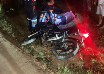 Motociclista leva tiro de fuzil após fugir da PM