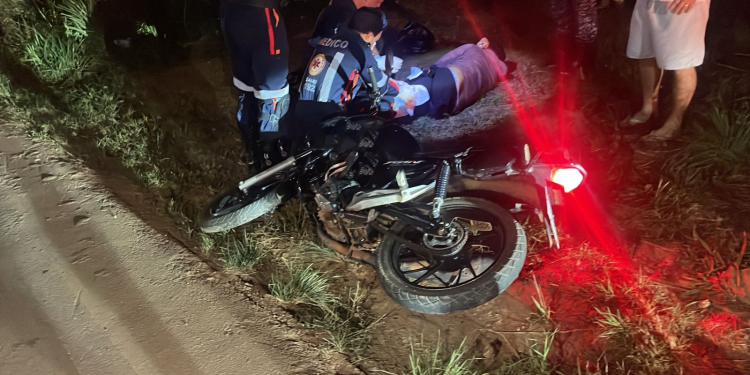 Motociclista leva tiro de fuzil após fugir da PM