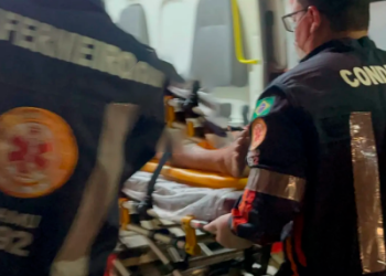 Adolescente de 15 anos leva tiro após briga com vizinha