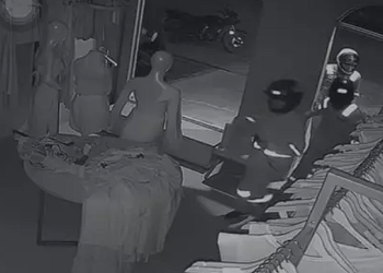 Quadrilha invade loja, rouba roupas e abandona moto travada