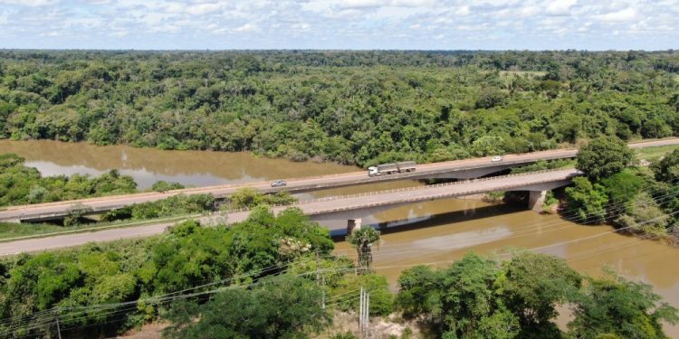 Após interdição na BR-364, tráfego de carretas é liberado na ponte do Rio Candeias