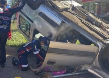 Desrespeito ao sinal causa capotamento e deixa três feridos