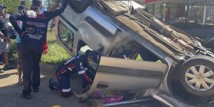 Desrespeito ao sinal causa capotamento e deixa três feridos