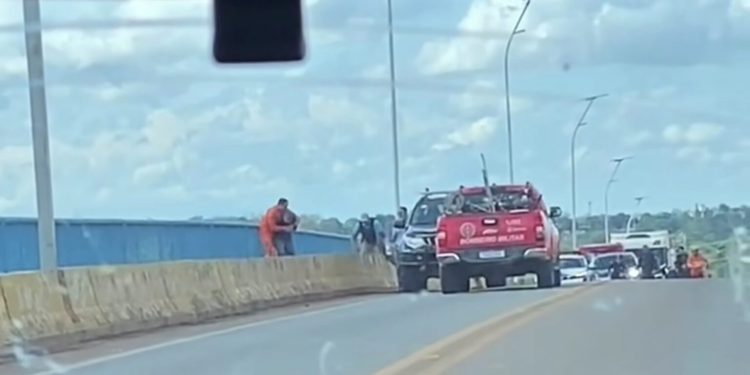 Homem tenta se jogar da ponte do Madeira e é salvo