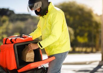 Motoboy processa shopping após ser seguido por seguranças