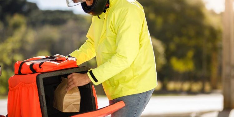 Motoboy processa shopping após ser seguido por seguranças