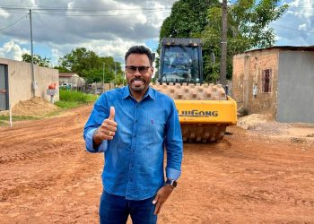 Tchau Poeira avança no Três Marias com 29 ruas asfaltadas e Dr. Santana supervisiona início dos serviços