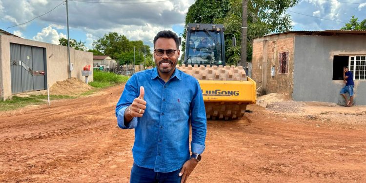Tchau Poeira avança no Três Marias com 29 ruas asfaltadas e Dr. Santana supervisiona início dos serviços