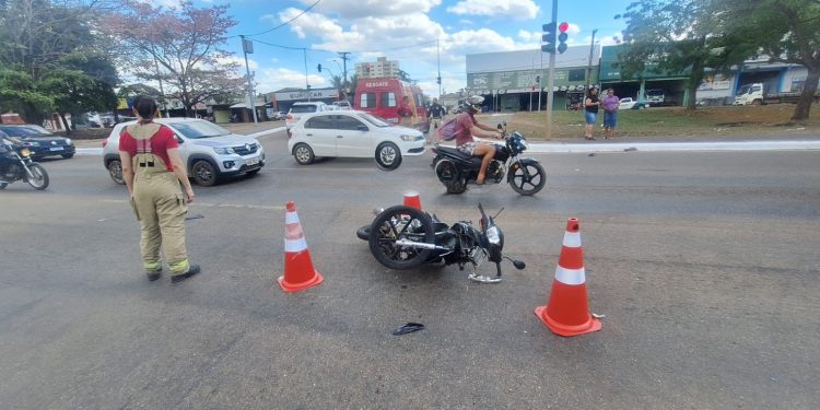 Motociclista fica ferido após ser atingido por carro em avenida movimentada de Porto Velho
