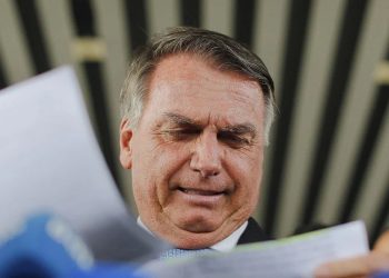 PF diz que pendrive achado no banheiro de Bolsonaro é irrelevante