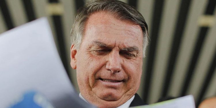 PF diz que pendrive achado no banheiro de Bolsonaro é irrelevante