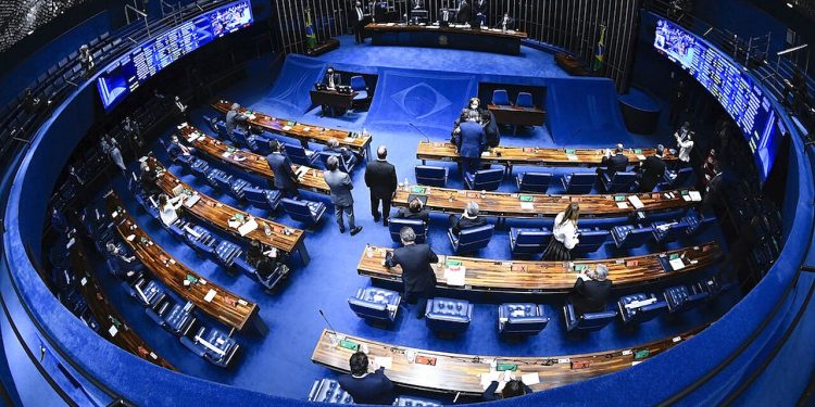 Crise do IOF: reunião entre governo e Congresso termina sem acordo