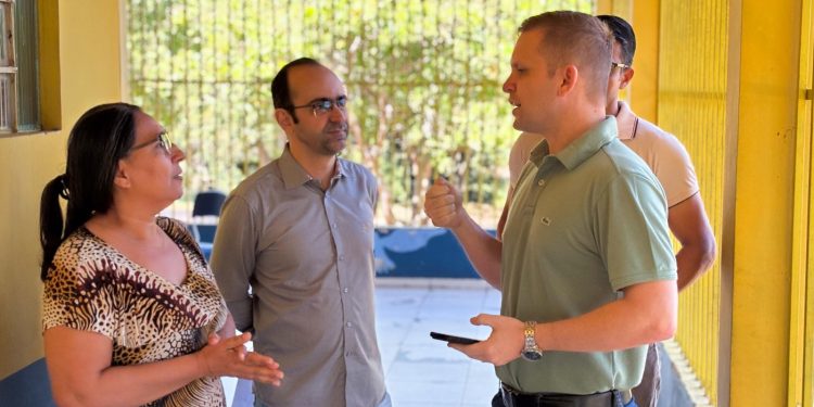 Vereador Pastor Bruno Luciano visita escola rural e cobra melhorias na educação