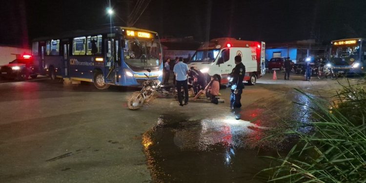 Colisão entre motocicleta e ônibus deixa duas pessoas feridas na zona Leste de Porto Velho