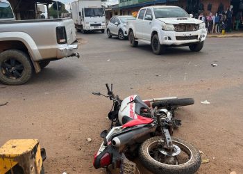 Caminhonete avança preferencial e derruba motociclista em cruzamento perigoso