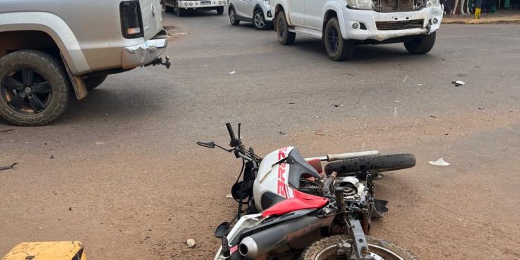 Caminhonete avança preferencial e derruba motociclista em cruzamento perigoso