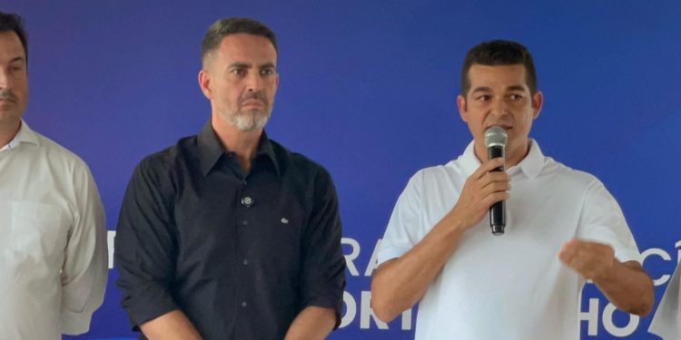 Vereador Adalto prestigia entrega de 34 microscópios para laboratório da capital