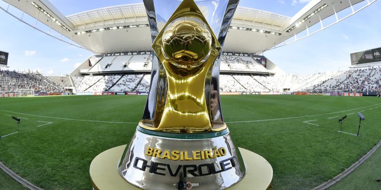 Brasileirão volta com clássicos e pressão por resultados