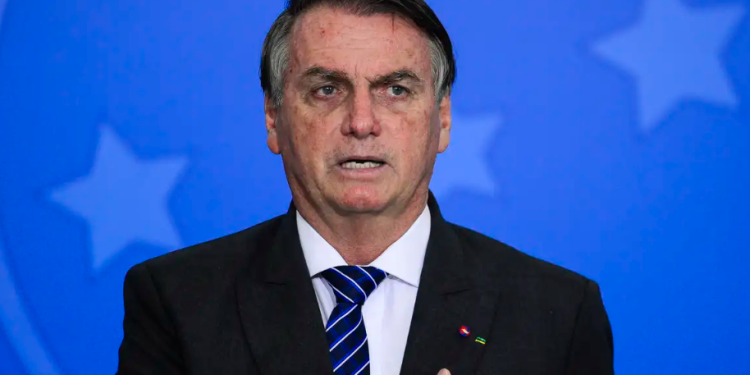 Bolsonaro vira alvo da PF e usará tornozeleira eletrônica