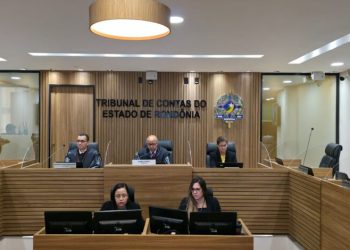 Presidente do TCE-RO homenageia servidores em sessão histórica