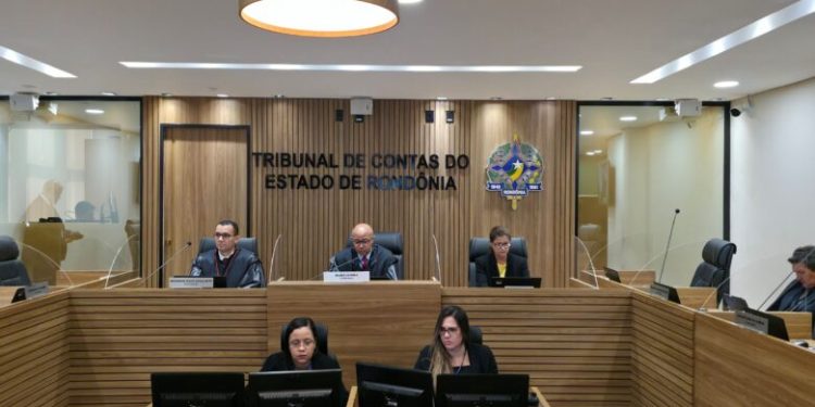 Presidente do TCE-RO homenageia servidores em sessão histórica