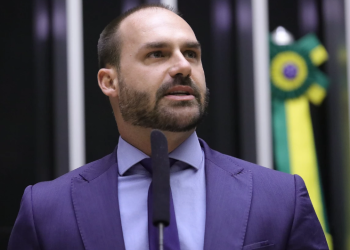 Eduardo Bolsonaro diz que trabalha contra missão de senadores
