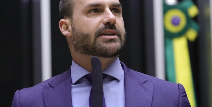 Eduardo Bolsonaro diz que trabalha contra missão de senadores