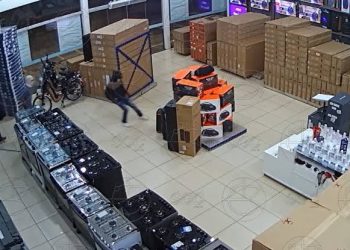 Quadrilha arromba loja Gazin e foge com TVs na zona Leste