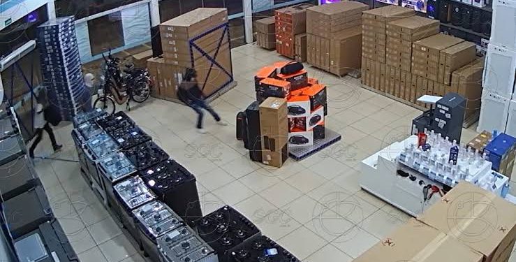 Quadrilha arromba loja Gazin e foge com TVs na zona Leste