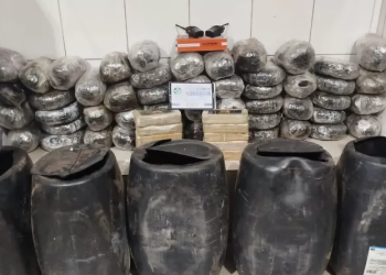 Traficantes batem em carro com crianças e abandonam 57 kg de drogas