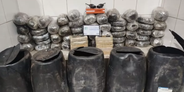 Traficantes batem em carro com crianças e abandonam 57 kg de drogas