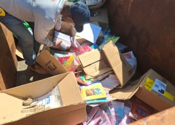 Livros escolares novinhos são jogados no lixo em Porto Velho