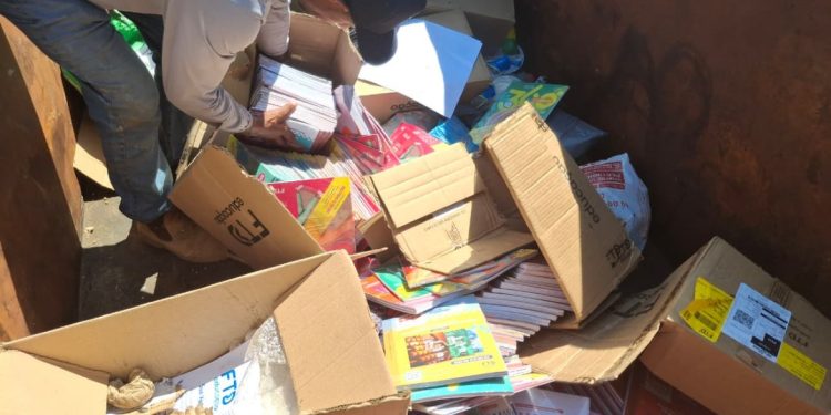 Livros escolares novinhos são jogados no lixo em Porto Velho