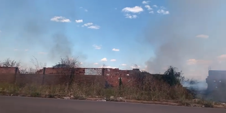 Incêndio atinge terreno no Flamboyant e fumaça toma conta do bairro