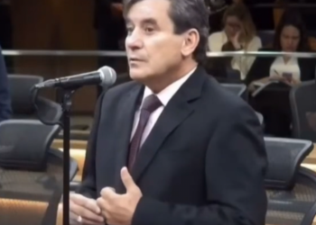 Deputado derruba maços de dinheiro no plenário e deixa sessão constrangido