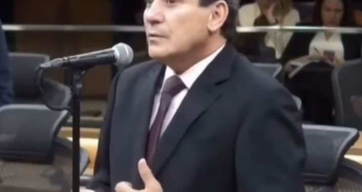 Deputado derruba maços de dinheiro no plenário e deixa sessão constrangido