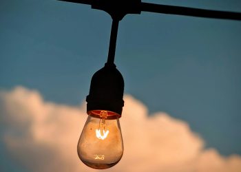 Conta de luz ficará mais cara em agosto com bandeira vermelha patamar 2