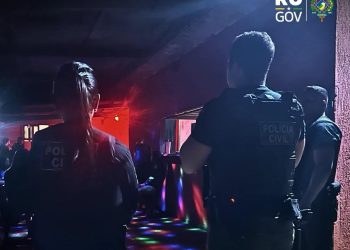 Operação policial flagra venda irregular e apura suspeita de exploração sexual em Alto Paraíso