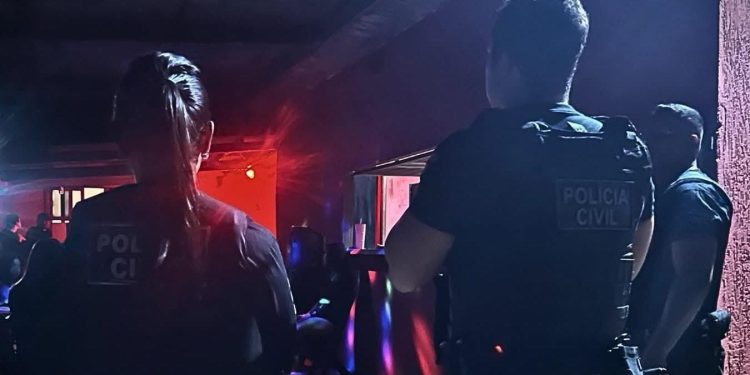 Operação policial flagra venda irregular e apura suspeita de exploração sexual em Alto Paraíso