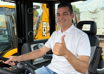 Adalto de Bandeirantes participa da entrega de retroescavadeiras para distritos de Porto Velho