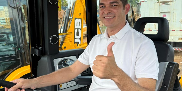 Adalto de Bandeirantes participa da entrega de retroescavadeiras para distritos de Porto Velho