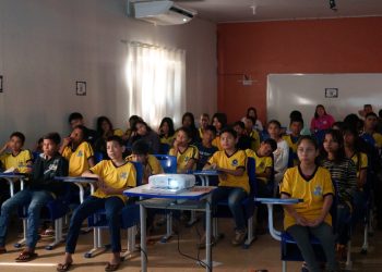 Cinema de animação transforma a Escola Prof. Salomão Silva, em Nova Mamoré (RO), durante o FICAR