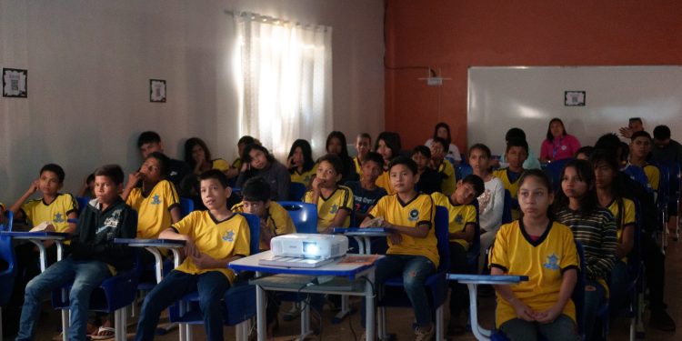 Cinema de animação transforma a Escola Prof. Salomão Silva, em Nova Mamoré (RO), durante o FICAR