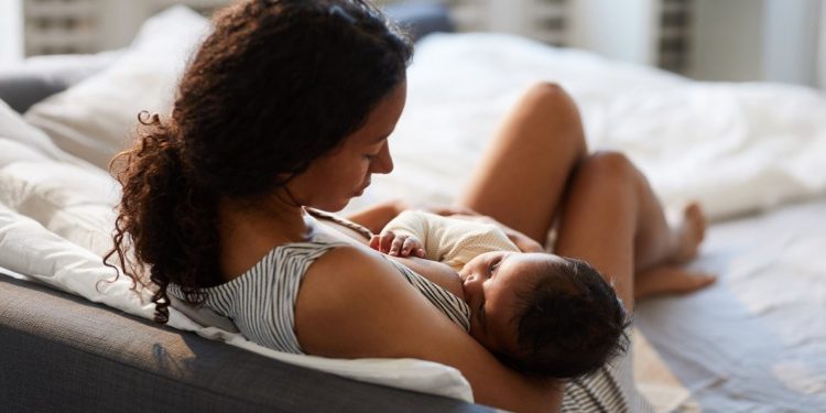 Agosto Dourado: Depressão pós-parto compromete amamentação e vínculo afetivo