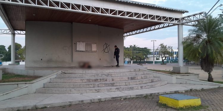 Homem em situação de rua é encontrado morto em praça de Porto Velho