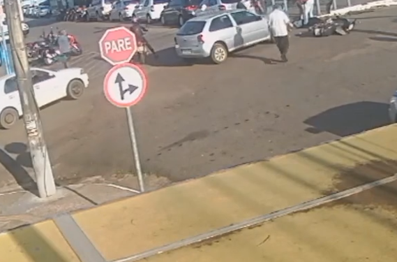 Acidente entre motoristas sem CNH deixa ferida e provoca confusão no Centro de Porto Velho