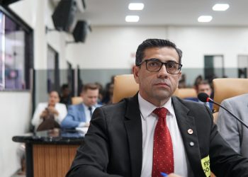 Vereador Breno Mendes cobra leitura de pedidos de quebra de decoro e clima esquenta na Câmara